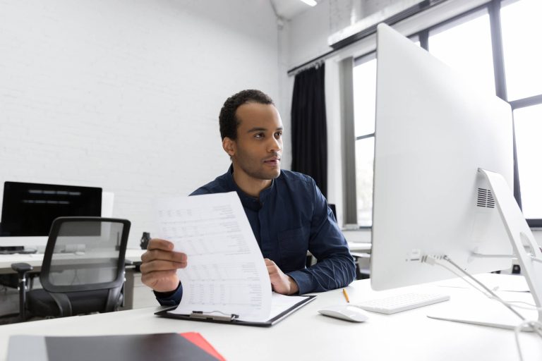Homem lendo documentos