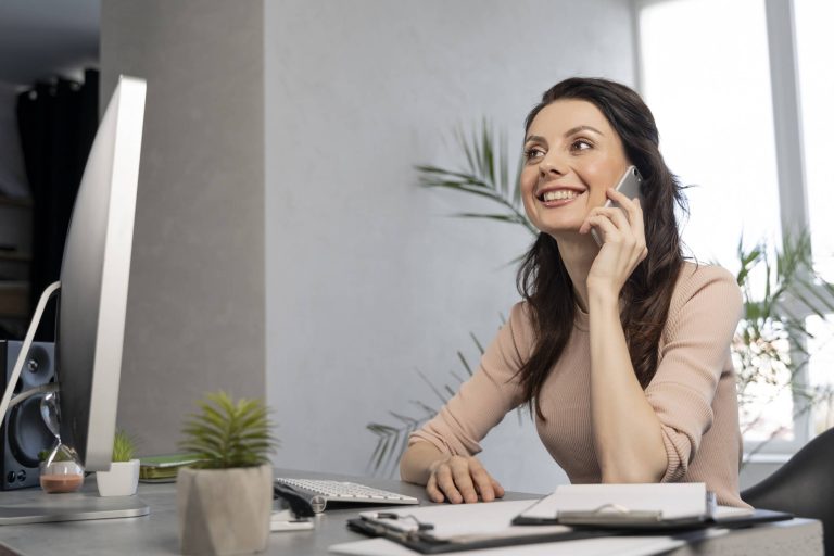 Mulher empreendedora trabalhando no celular