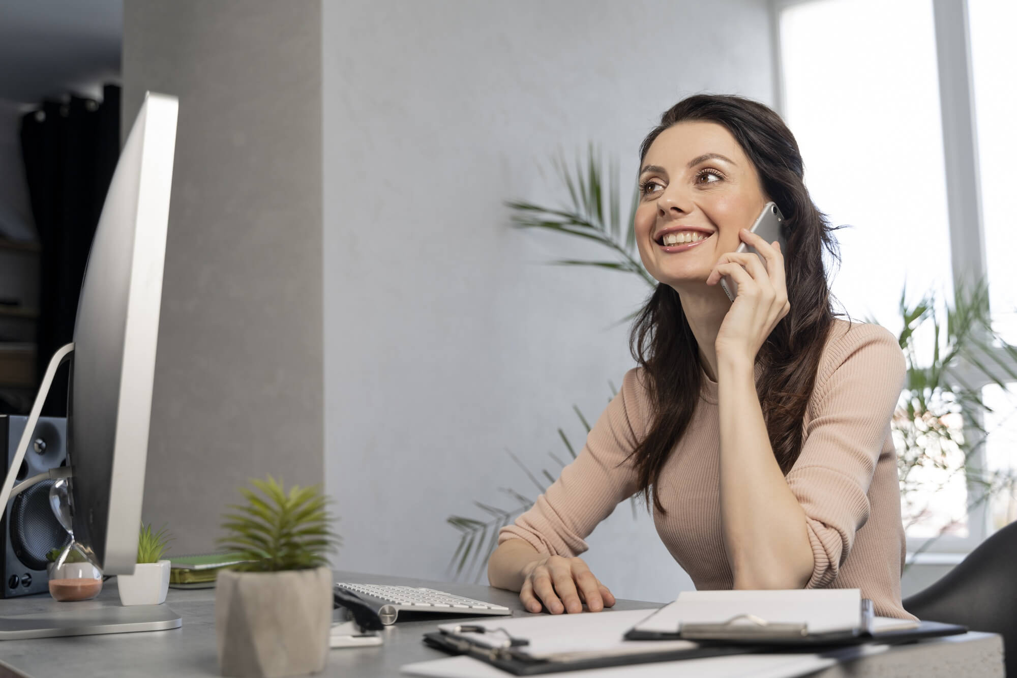 Mulher empreendedora trabalhando no celular