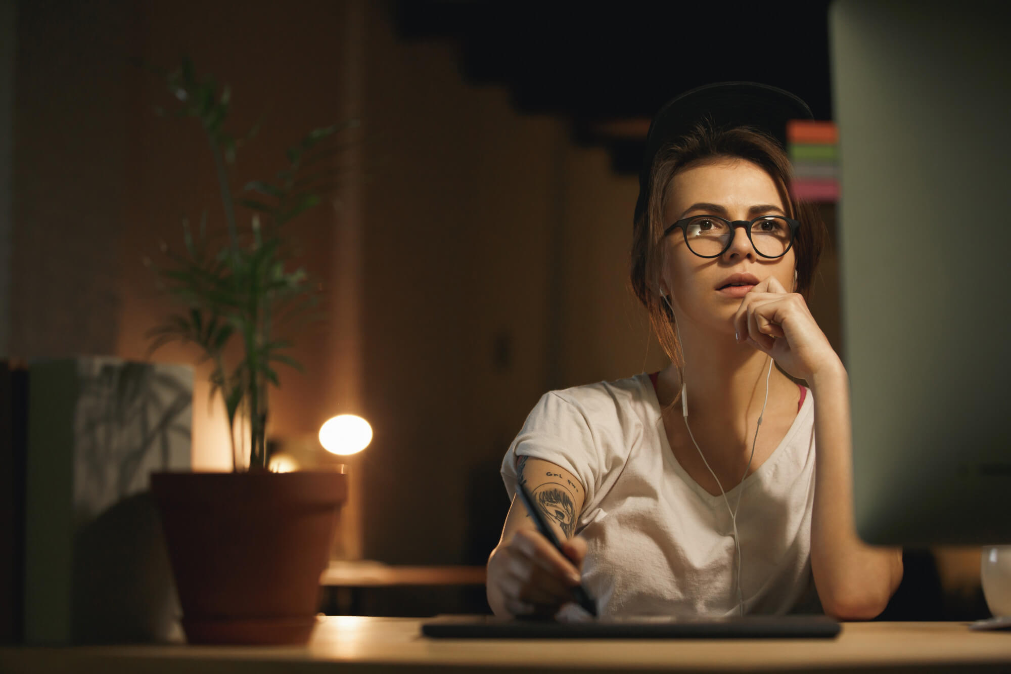 Pessoa empreendedora analisando informações sobre conta PJ para MEI no computador.