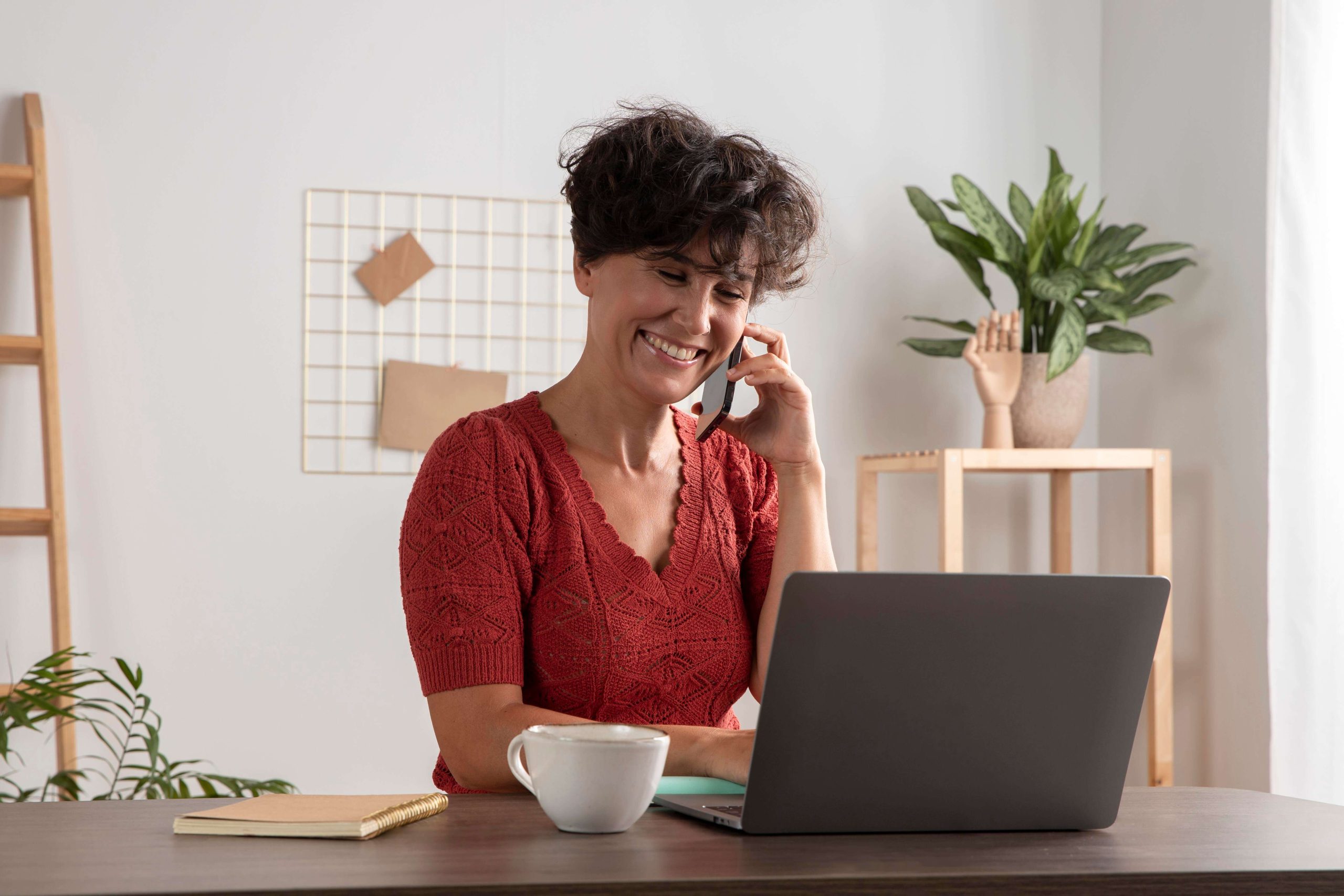 Pessoa empreendedora usando o celular para abrir conta MEI em banco digital para empresas no Brasil.