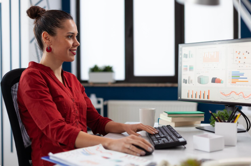 profissional-analisando-sistemas-de-gestão-empresarial-no-laptop